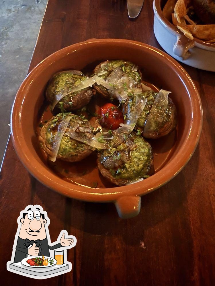 Debajo Tapas Y Vino
