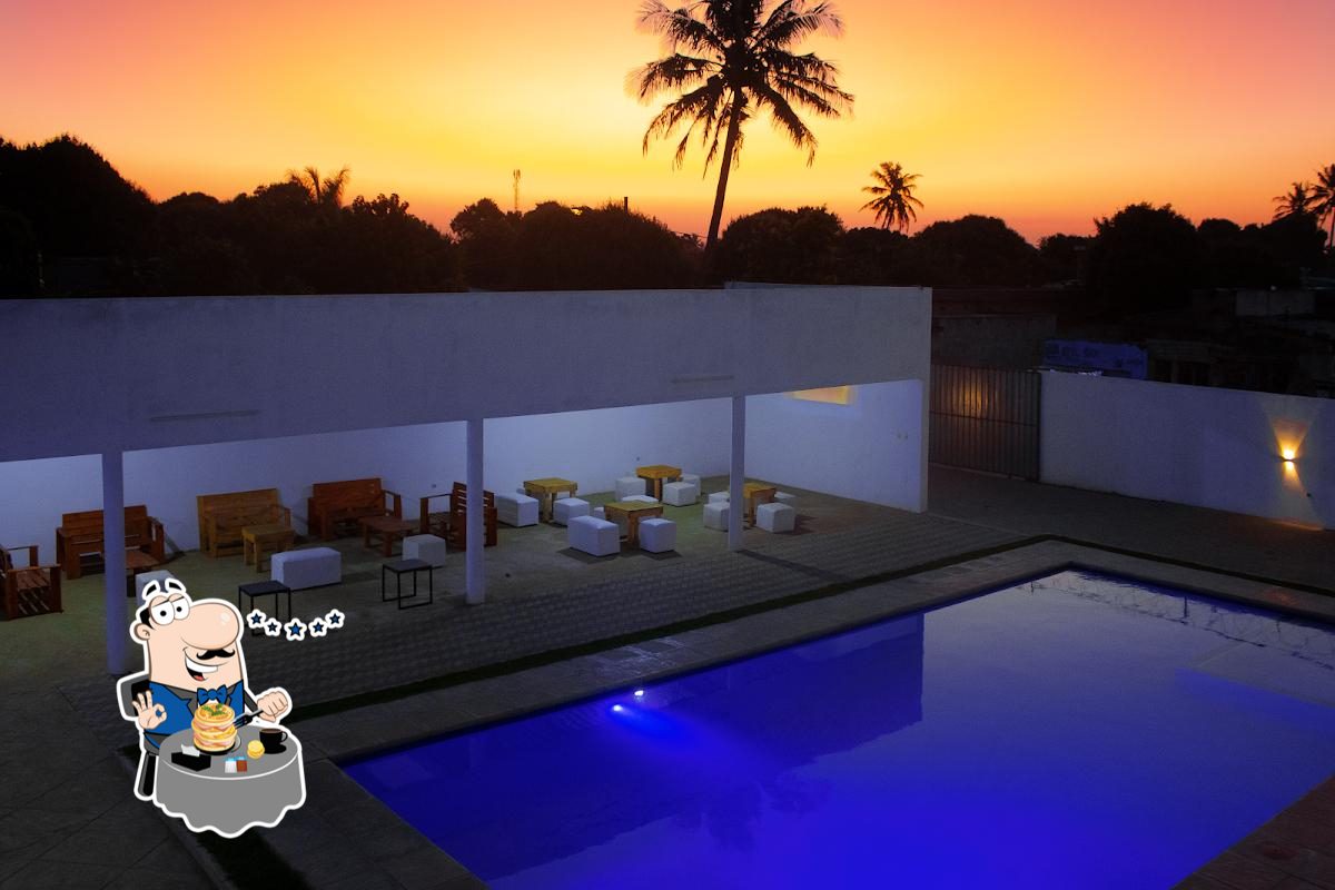 Bambos Place, Piscina & Bar