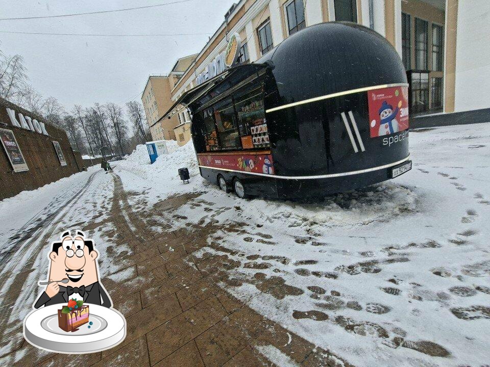 Фудтрак по продаже хот-догов