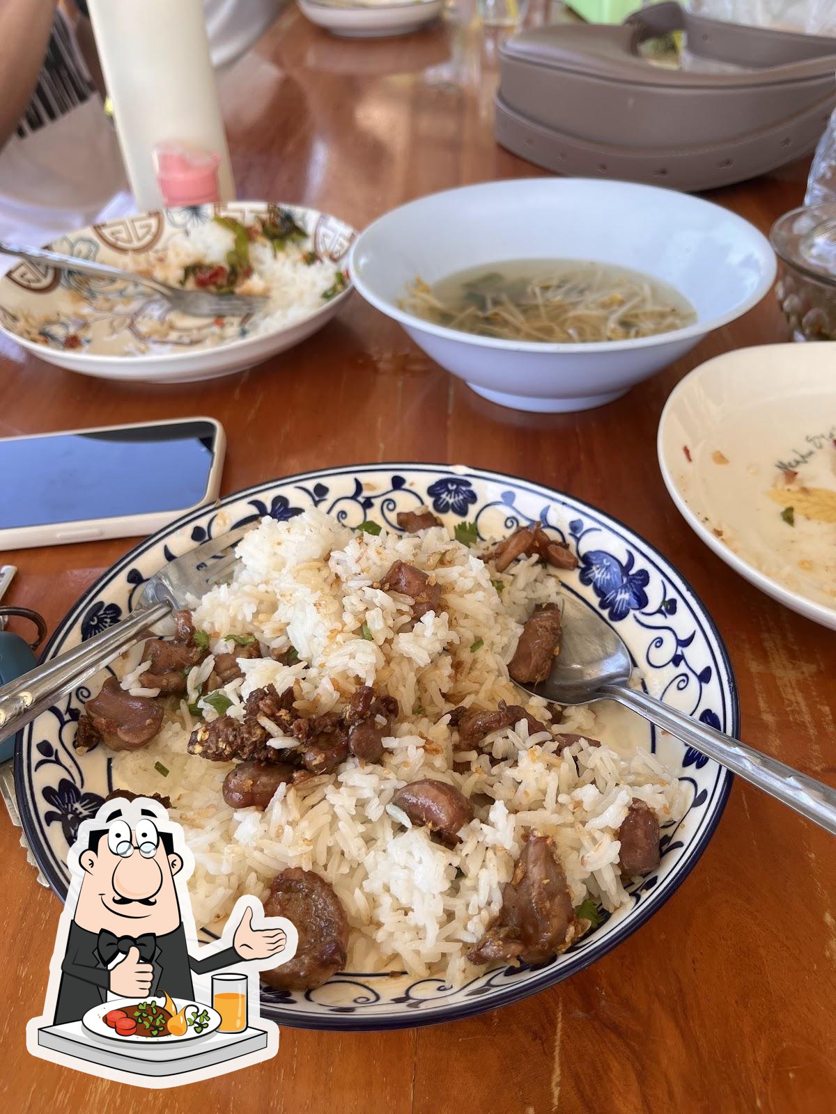 ร้านก๋วยจั๊บ ก๋วยเตี๊ยว อาหารพื้นบ้านตามสั่ง น้ำแข็งใส ลูกชิ้นทอด น้ำแข็งน้ำเปล่าฟรี