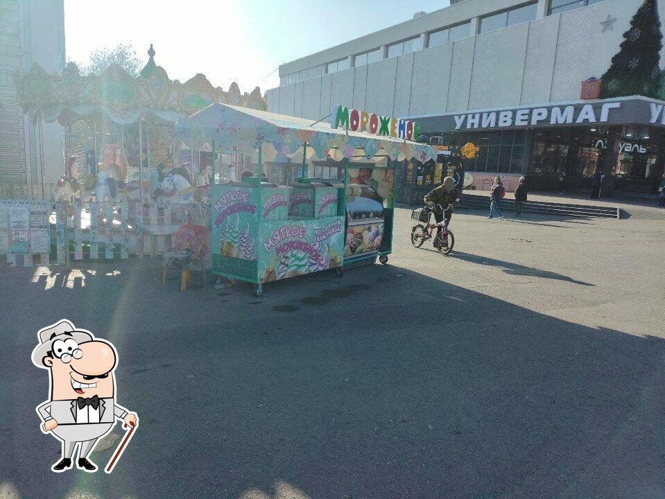 Киоск с мягким мороженым и напитками