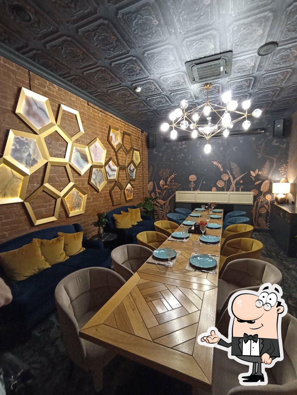 Посмотрите на внутренний интерьер "Мясо и Вино".