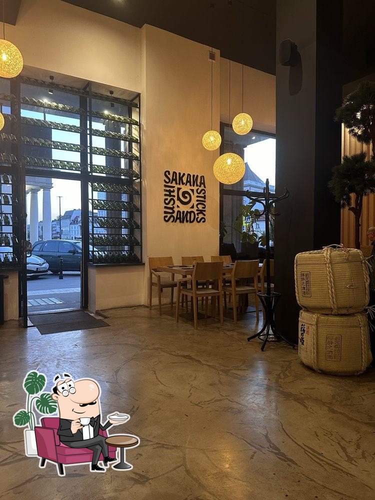 Посмотрите на внутренний интерьер "Sakana Sushi Bar".