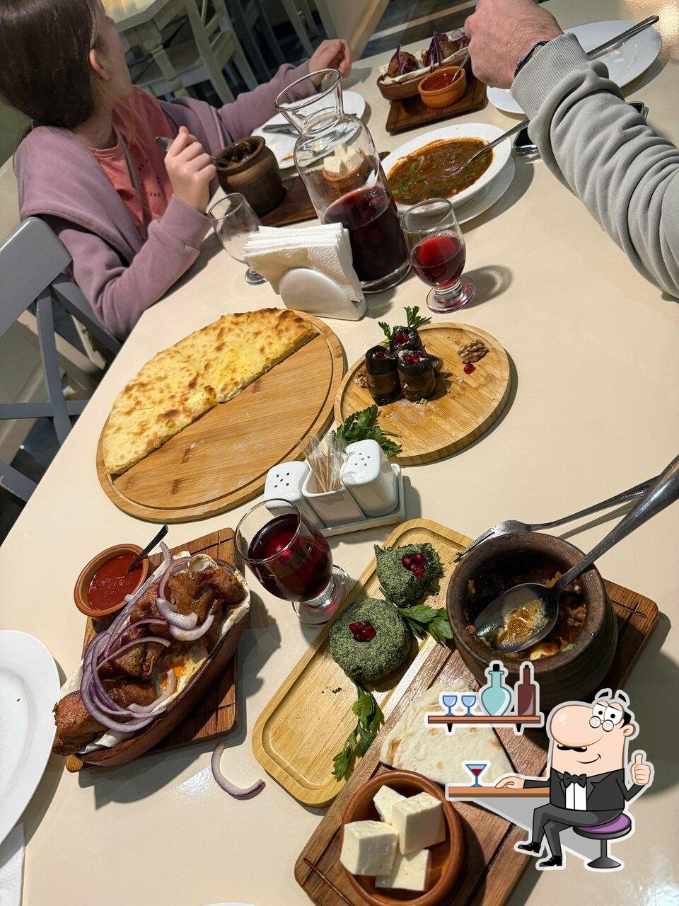 Забронируйте столик в ""Tiflisi" cafe".