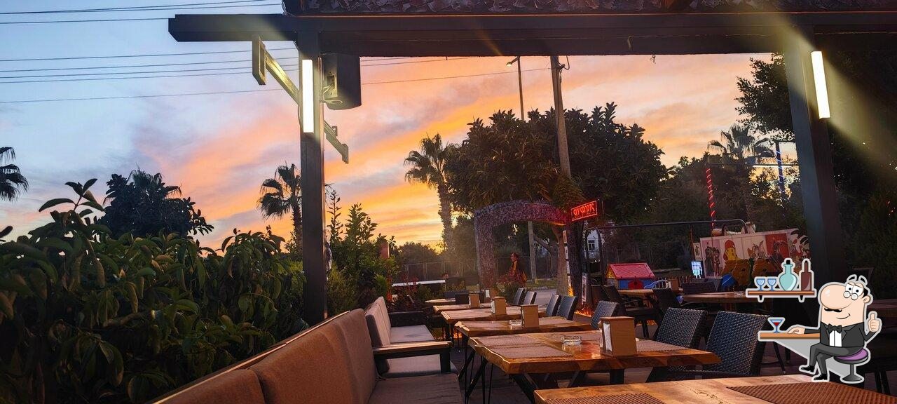 Забронируйте столик в "Serenade Restaurant Bar".