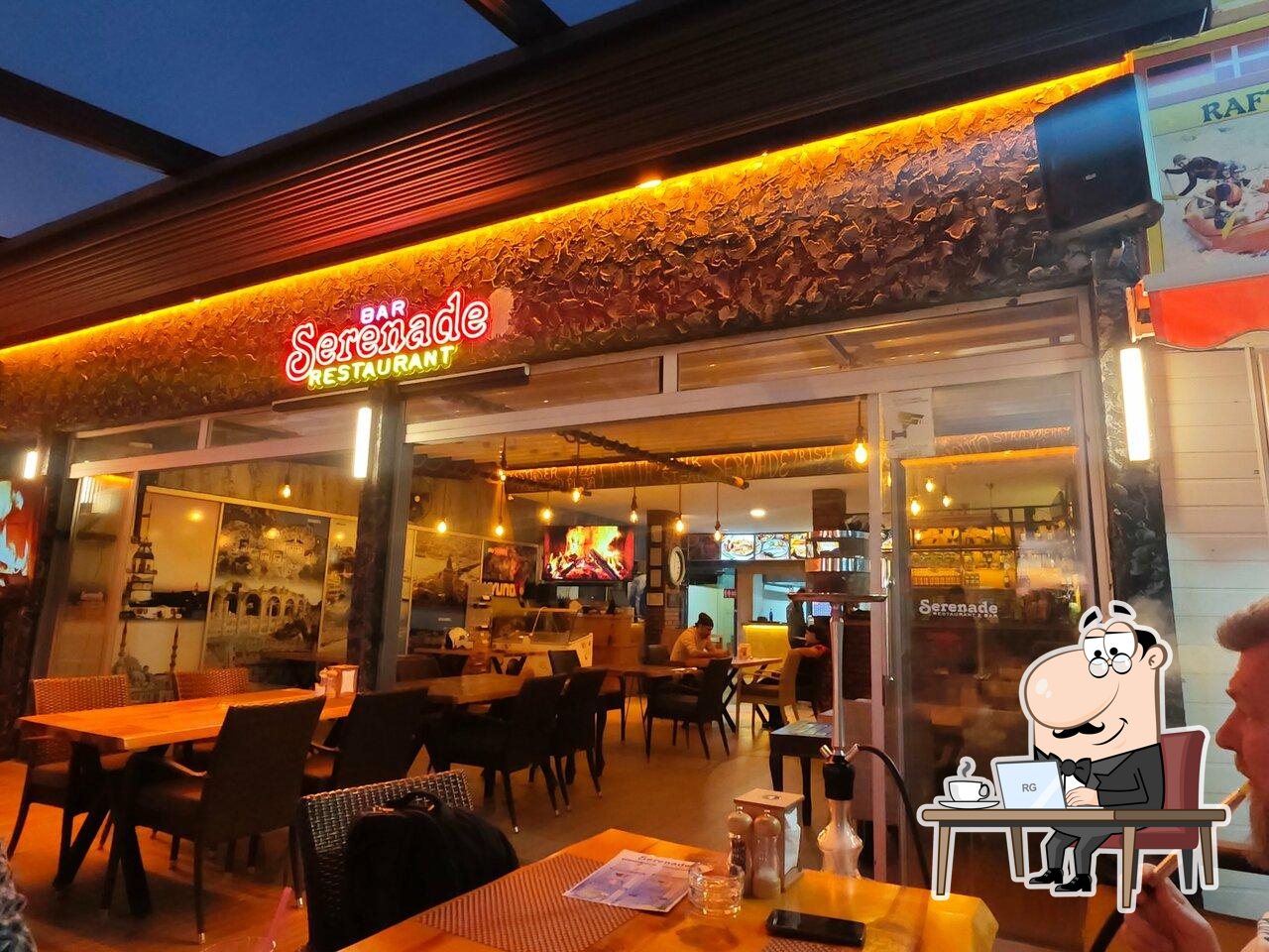 Посмотрите на внутренний интерьер "Serenade Restaurant Bar".