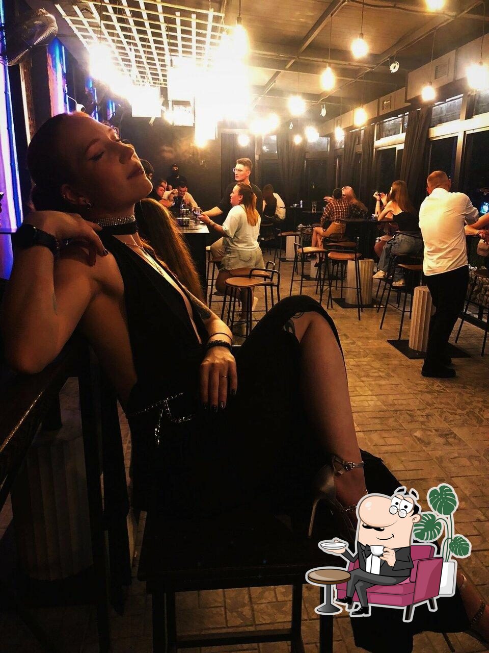Посмотрите на внутренний интерьер "Puzzle Bar".