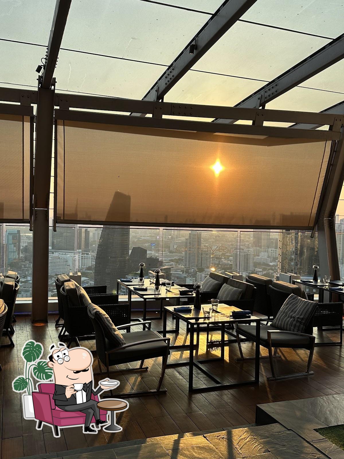 Посмотрите на внутренний интерьер "Octave Rooftop Lounge & Bar".