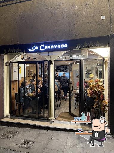 Посмотрите на внутренний интерьер "La Caravana".