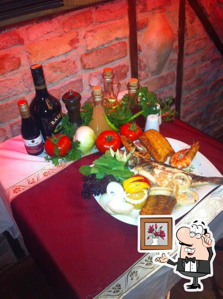 Посмотрите на внутренний интерьер "Tria Terrace Restaurant".