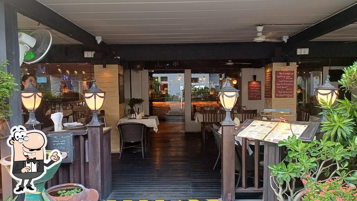 Посмотрите на внутренний интерьер "News Steaks & Grill".