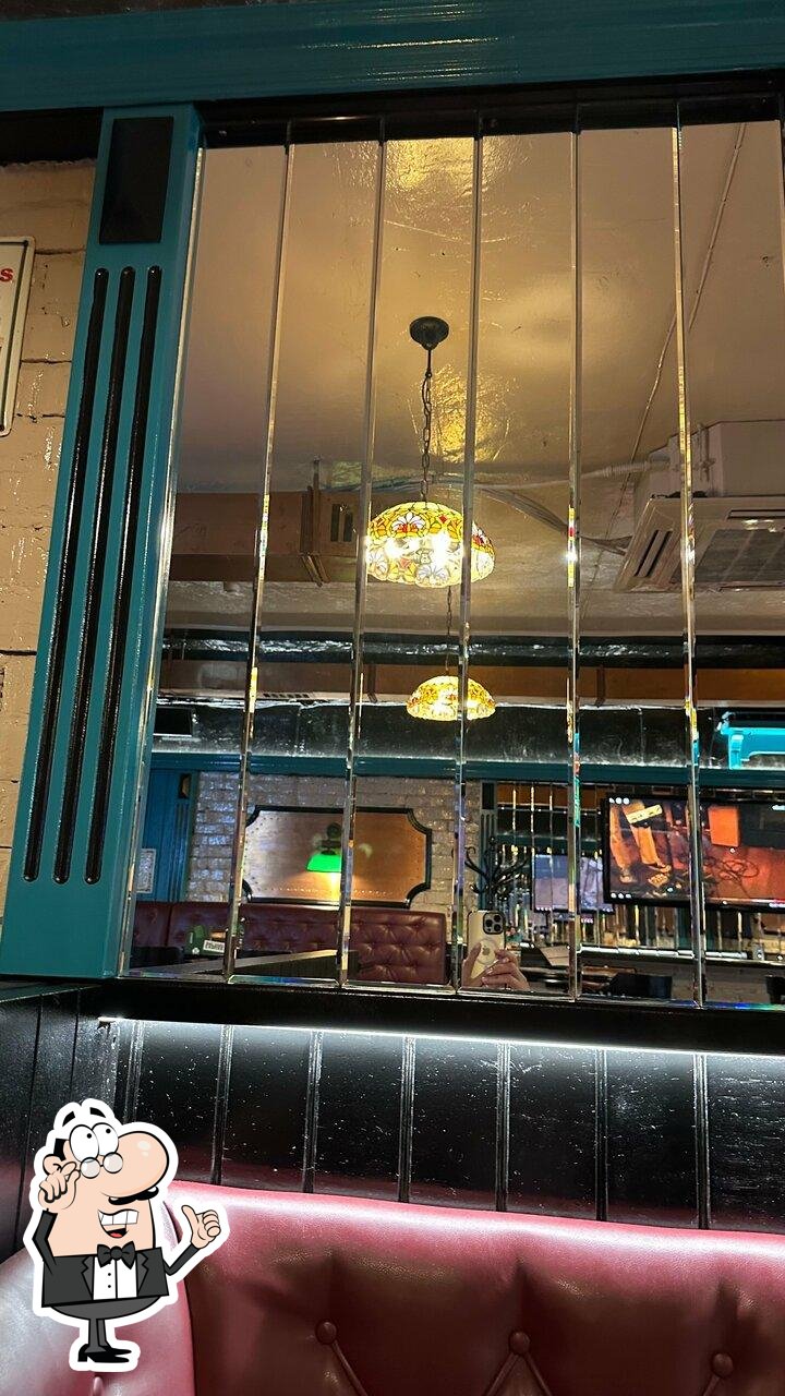 Забронируйте столик в "Harat’s pub".