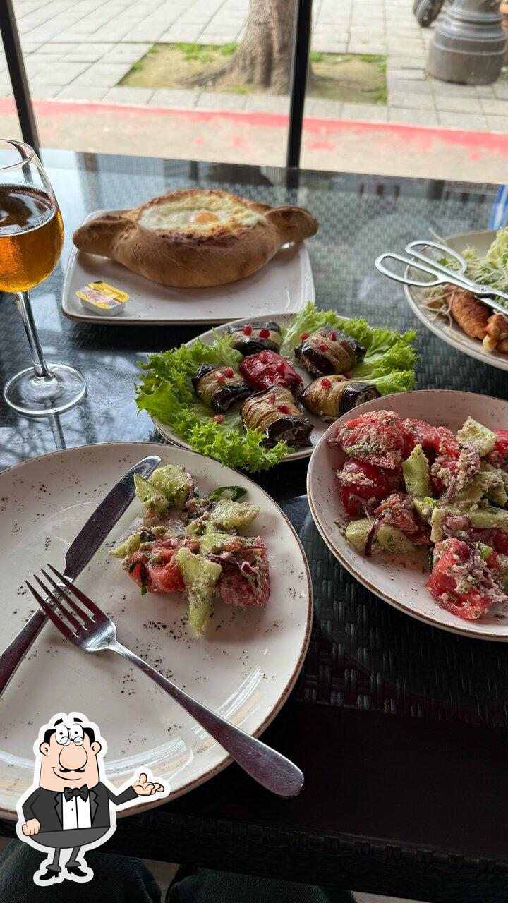 Посмотрите на внутренний интерьер "Batumi Restaurant Château Kvirike".