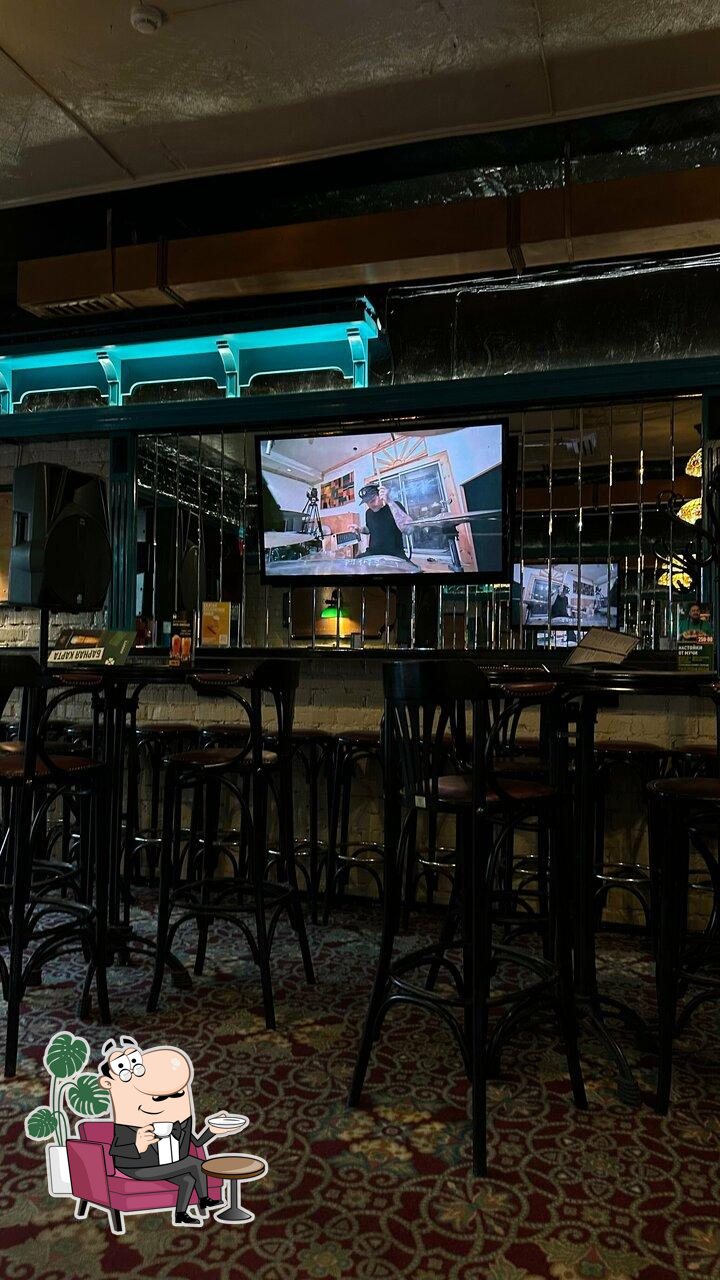 Посмотрите на внутренний интерьер "Harat’s pub".
