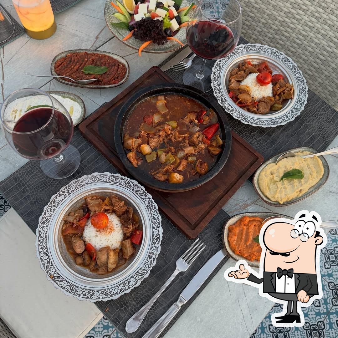 Посмотрите на внутренний интерьер "Queb Rooftop Restaurant".