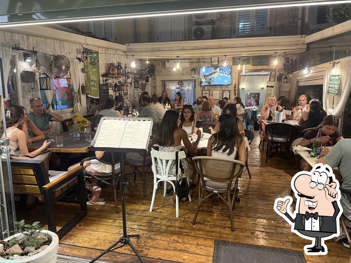 Интерьер "Sambra Pizzeria restaurant".