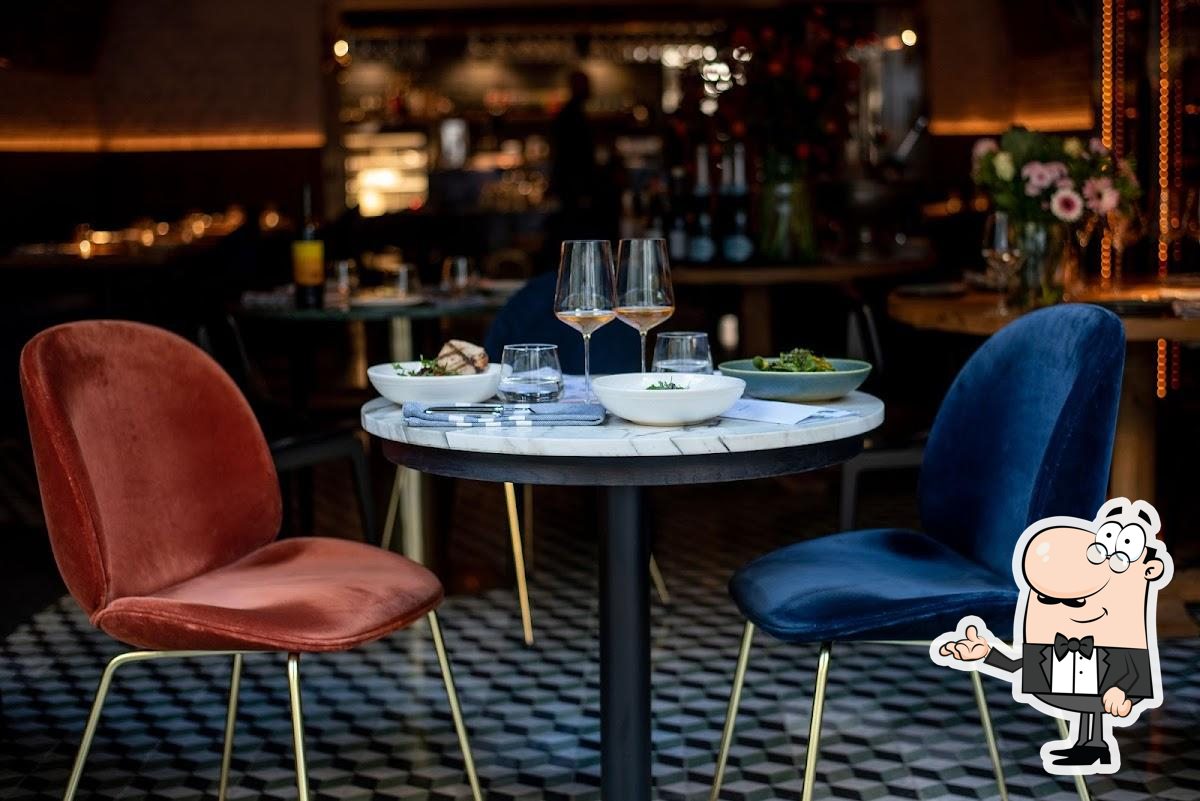 Посмотрите на внутренний интерьер "MINE WINE Restaurant".