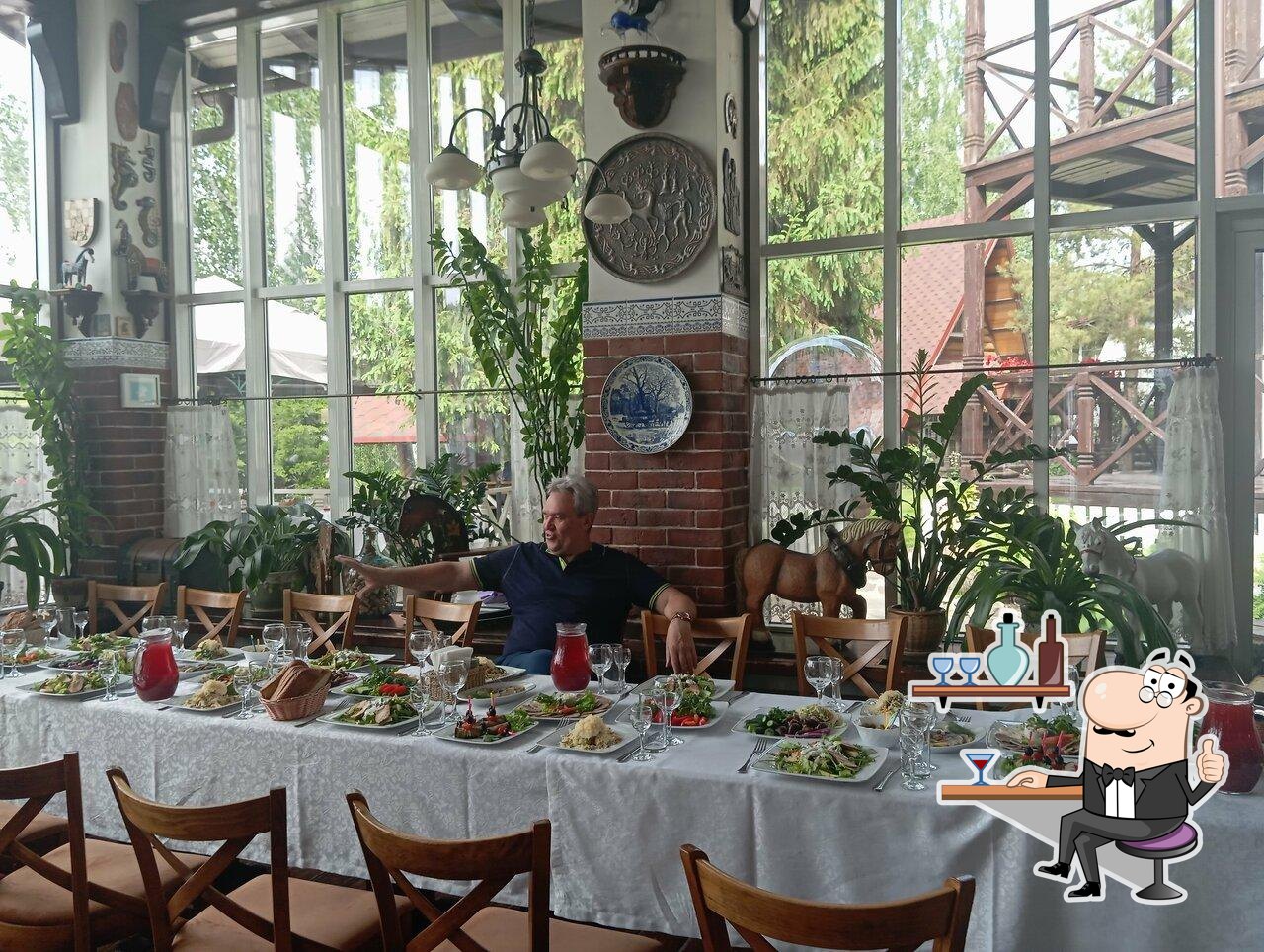 Интерьер "Конюшенный двор".