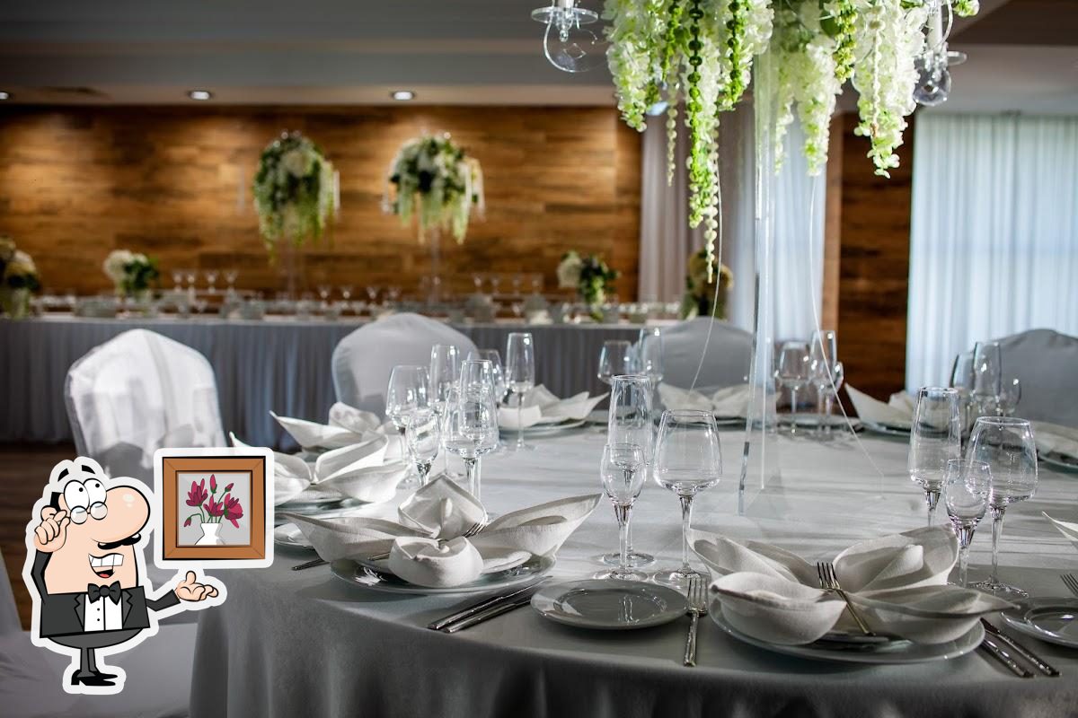 Забронируйте столик в "Select Banquet Hall".
