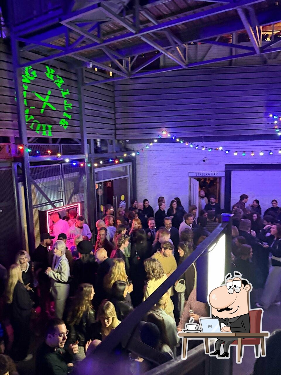Посмотрите на внутренний интерьер "Strelka bar".