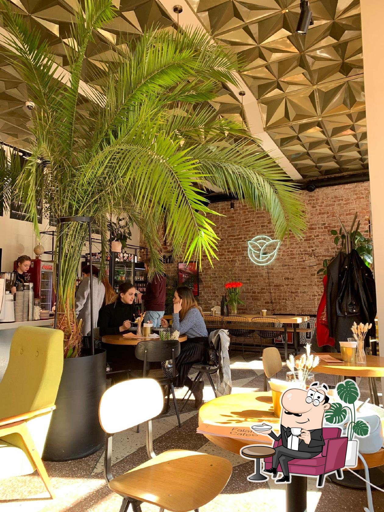 Посмотрите на внутренний интерьер "Falafel Cafe".