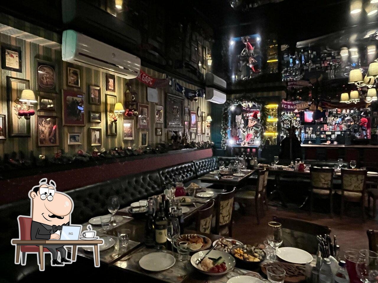 Посмотрите на внутренний интерьер "Public Pub".