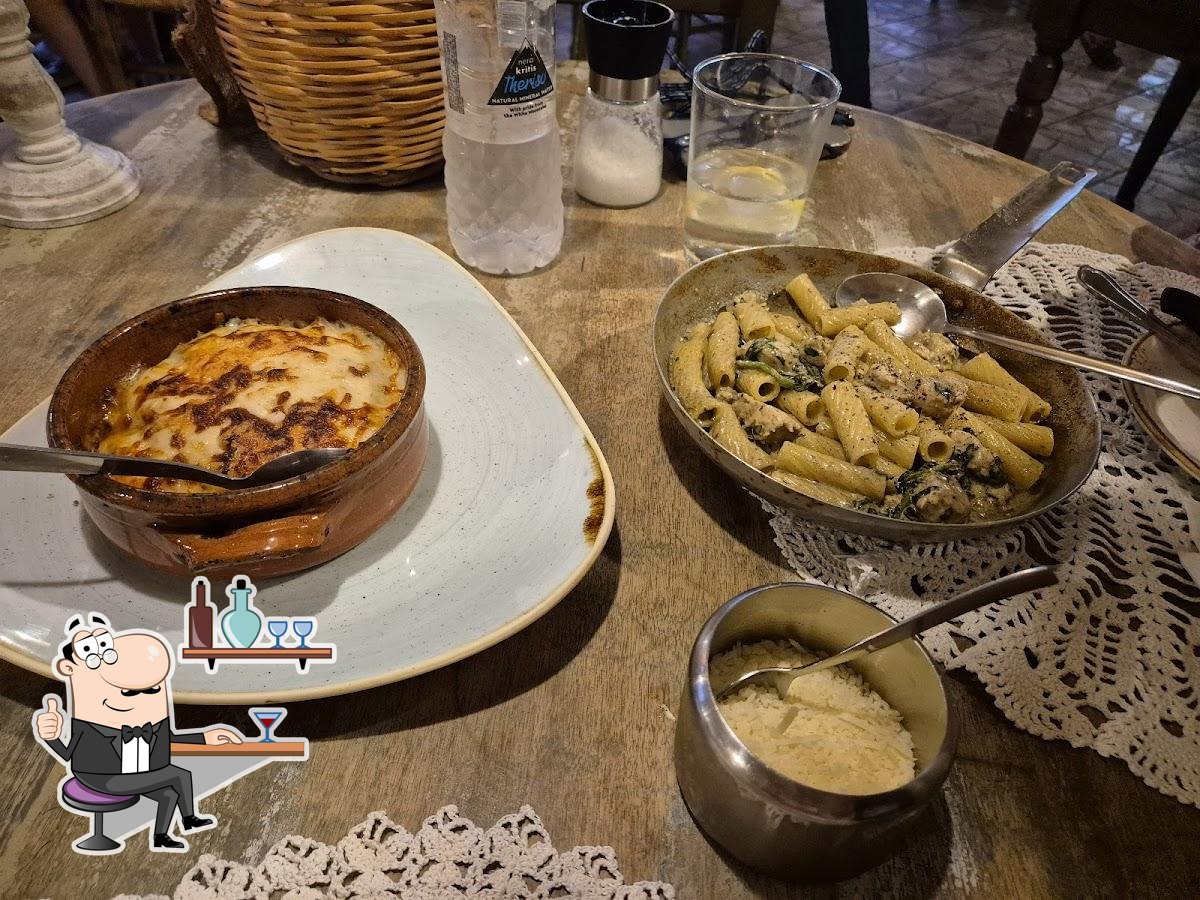 Посмотрите на внутренний интерьер "Raeti Taverna Restaurant".