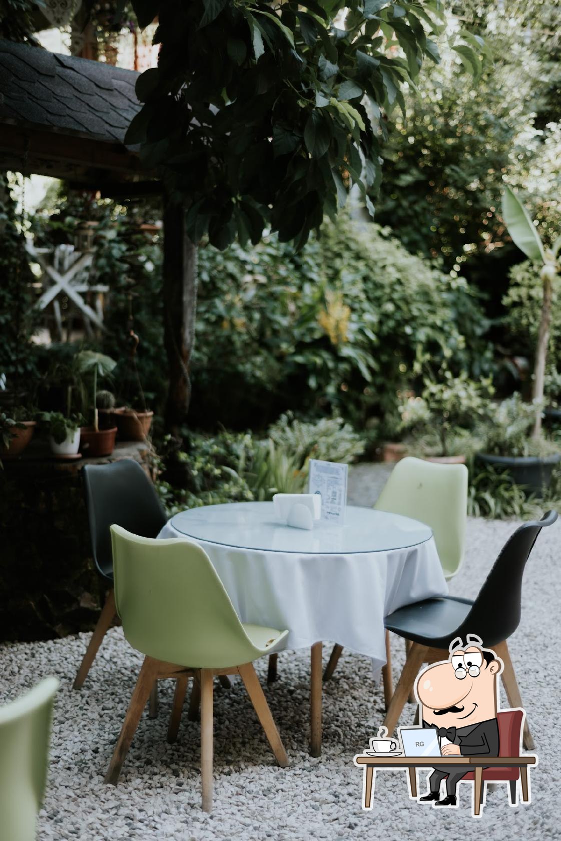 Забронируйте столик в "Deliria Cafe-Restaurant".