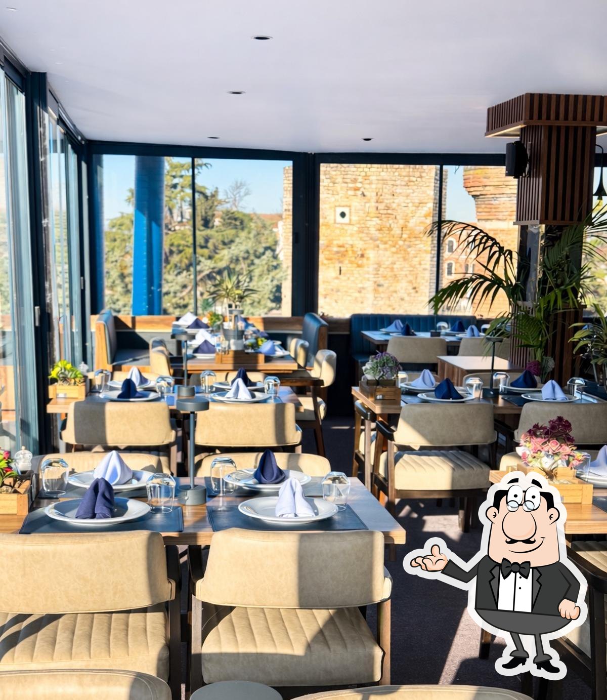 Посмотрите на внутренний интерьер "Seafront Lounge Rooftop Restaurant Sultanahmet".