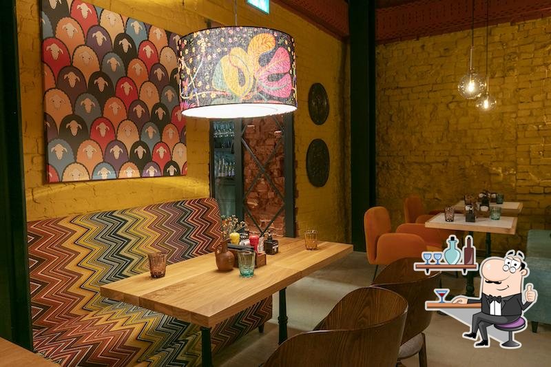 Посмотрите на внутренний интерьер "Saperavi Cafe".