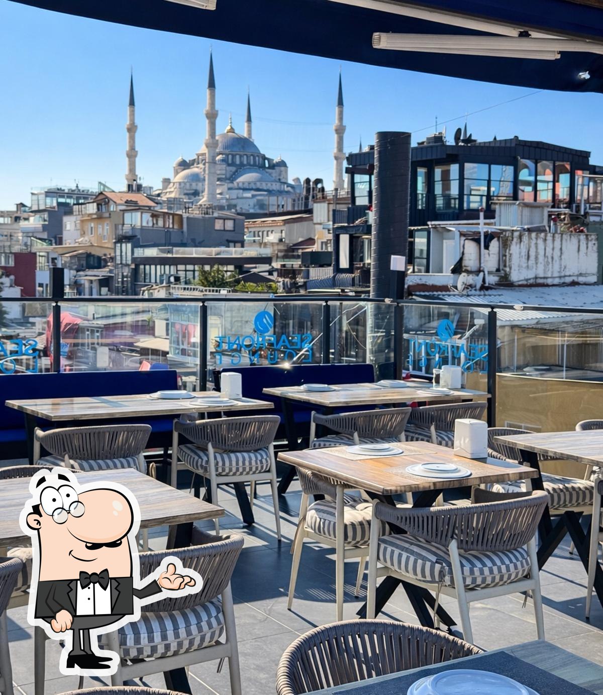 Посмотрите на внутренний интерьер "Seafront Lounge Rooftop Restaurant Sultanahmet".