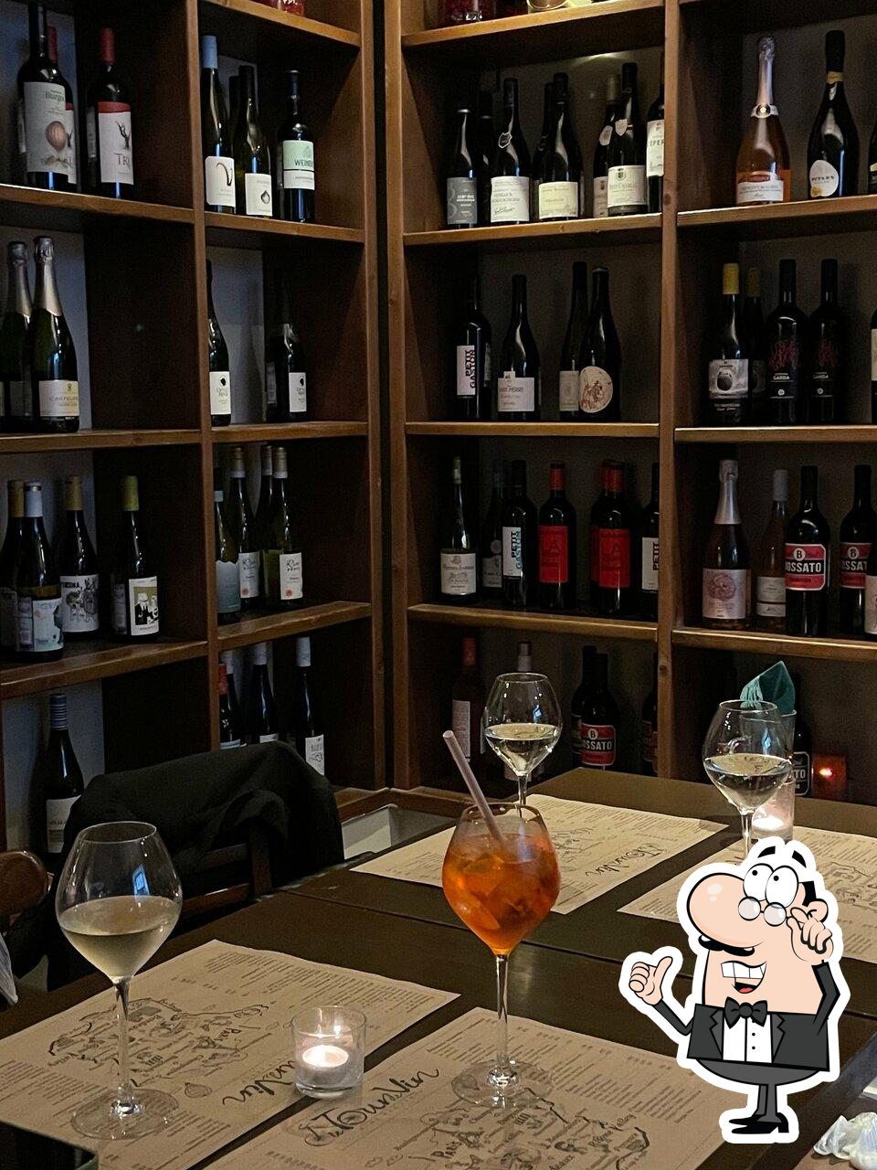 Забронируйте столик в "Le Tour De Vin".