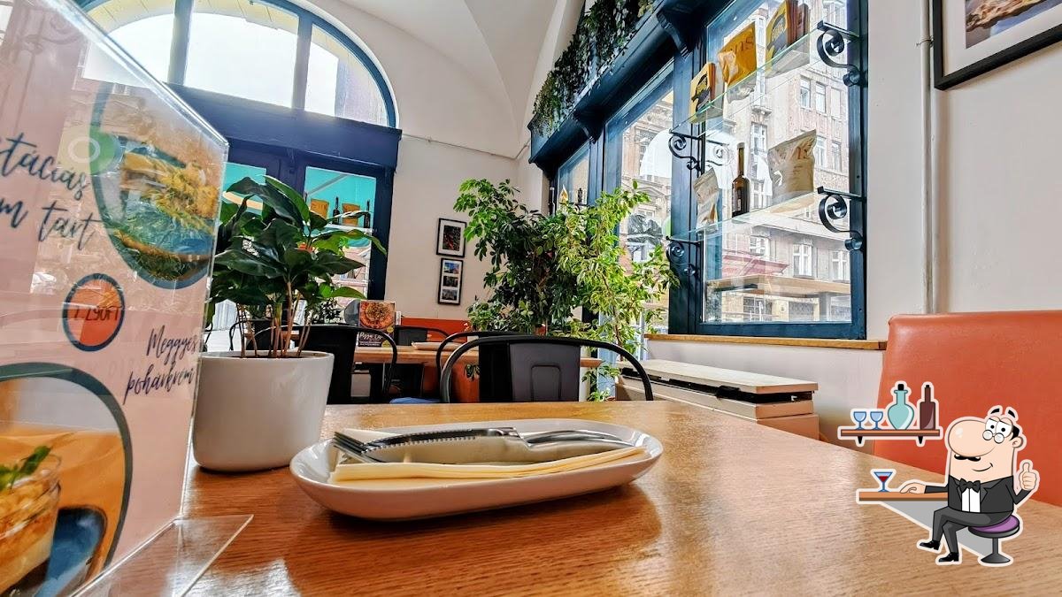 Посмотрите на внутренний интерьер "Vegazzi Specialty Pizzeria".