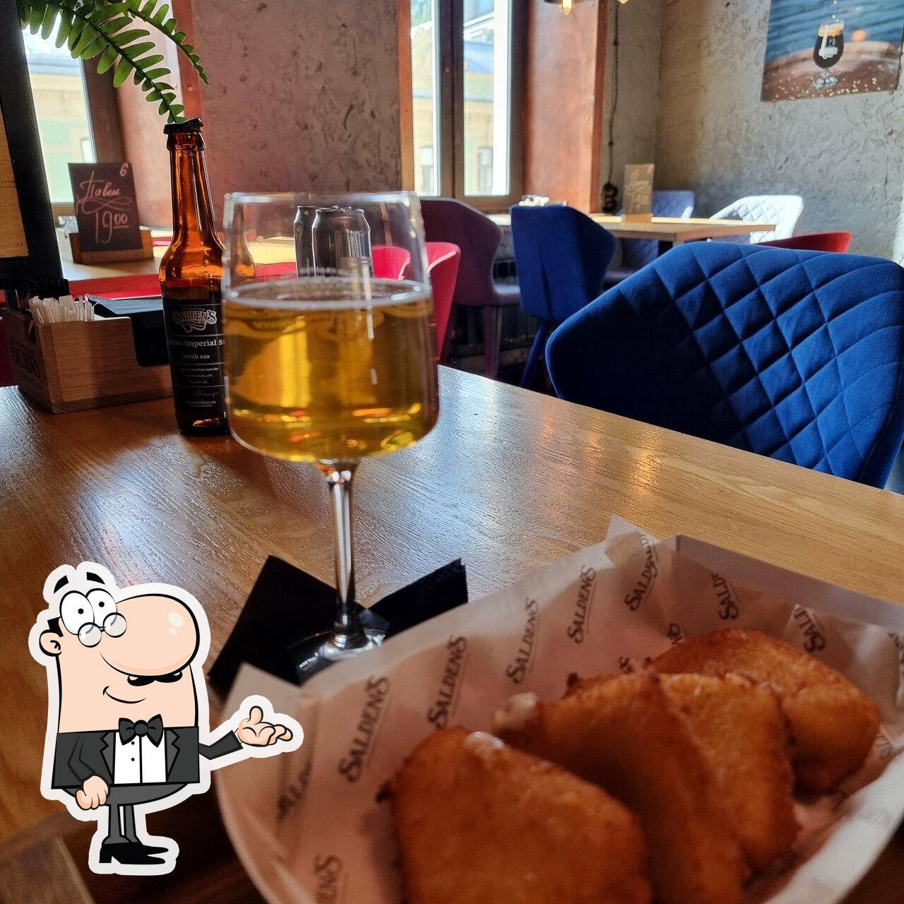 Посмотрите на внутренний интерьер "Salden’S Taphouse".