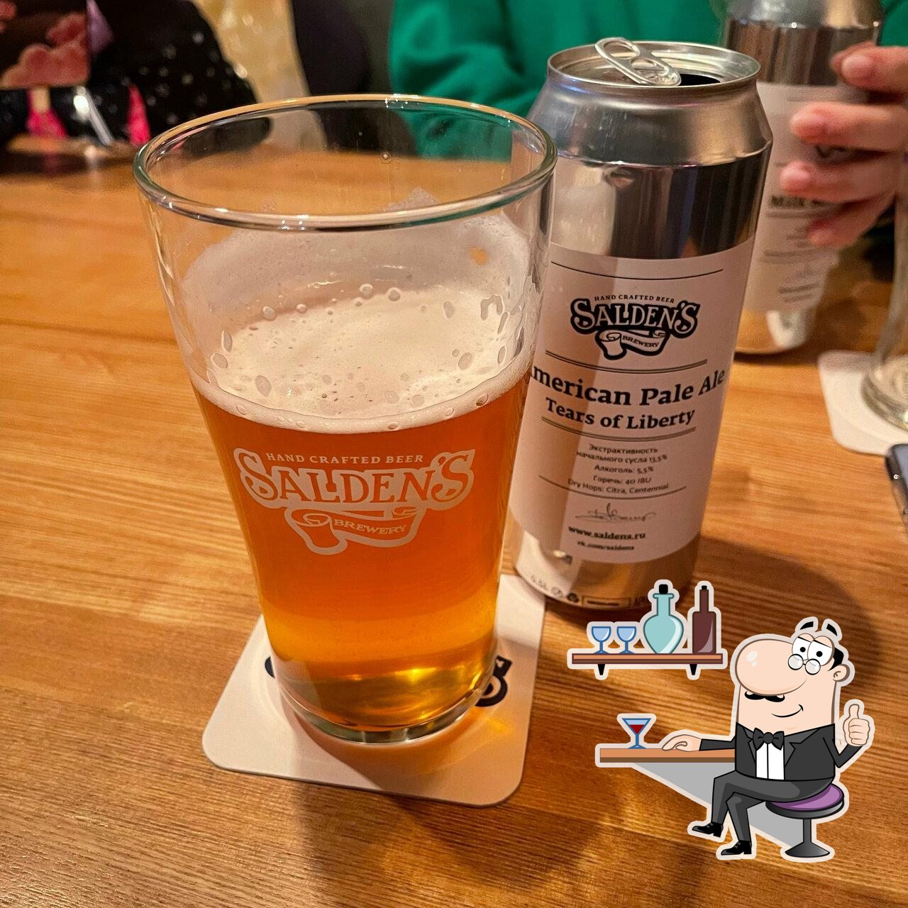 Посмотрите на внутренний интерьер "Salden’S Taphouse".