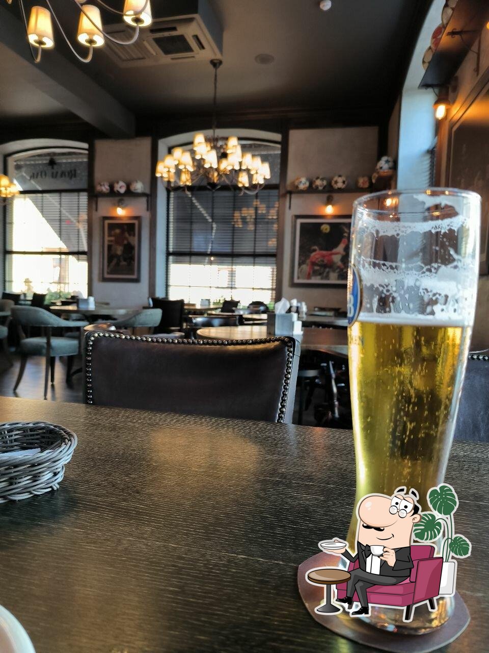 Посмотрите на внутренний интерьер "Royal Oak Pub".
