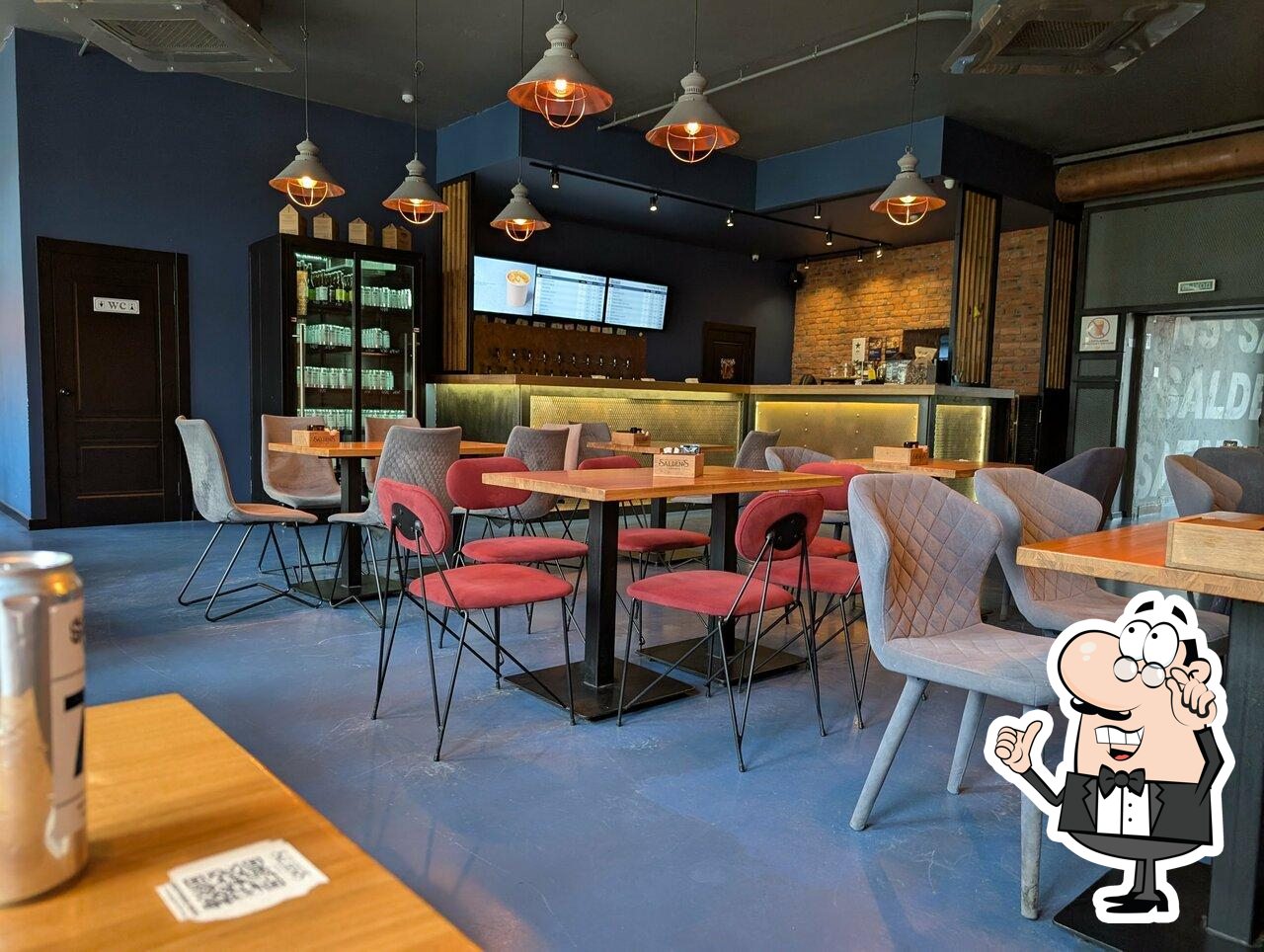 Посмотрите на внутренний интерьер "Salden’S Taphouse".