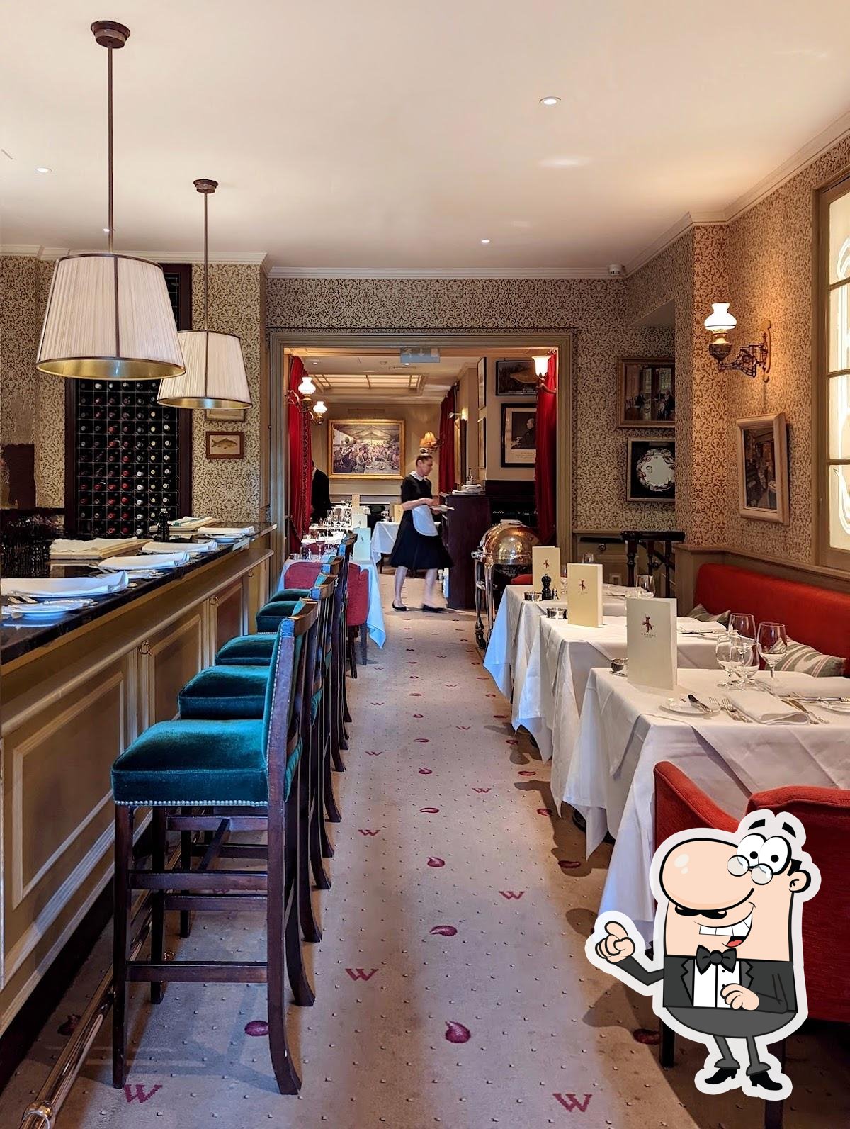 Посмотрите на внутренний интерьер "Wiltons Restaurant".