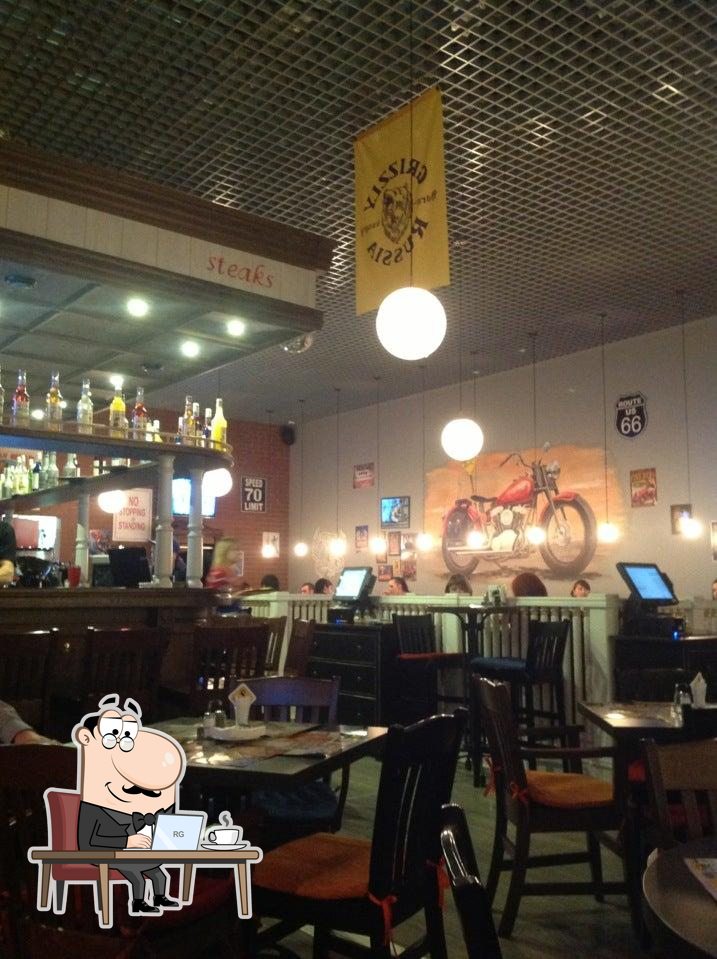 Забронируйте столик в "Grizzly Bar".
