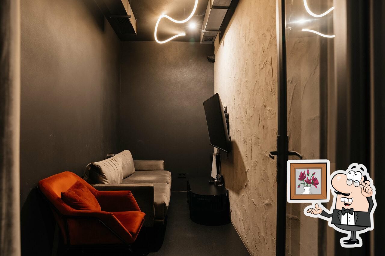 Посмотрите на внутренний интерьер "Gravity Lounge".