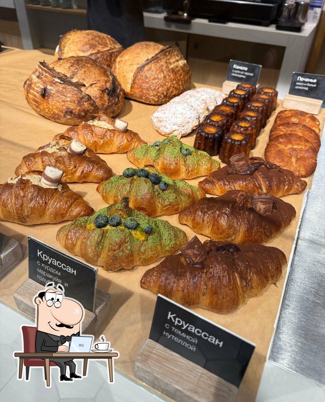 Посмотрите на внутренний интерьер "6am Bread Kitchen".
