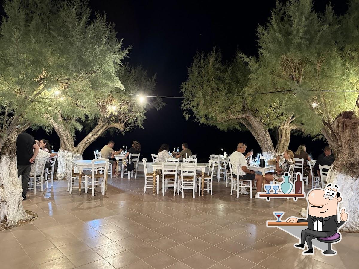 Интерьер "Alpha Omega Restaurant".
