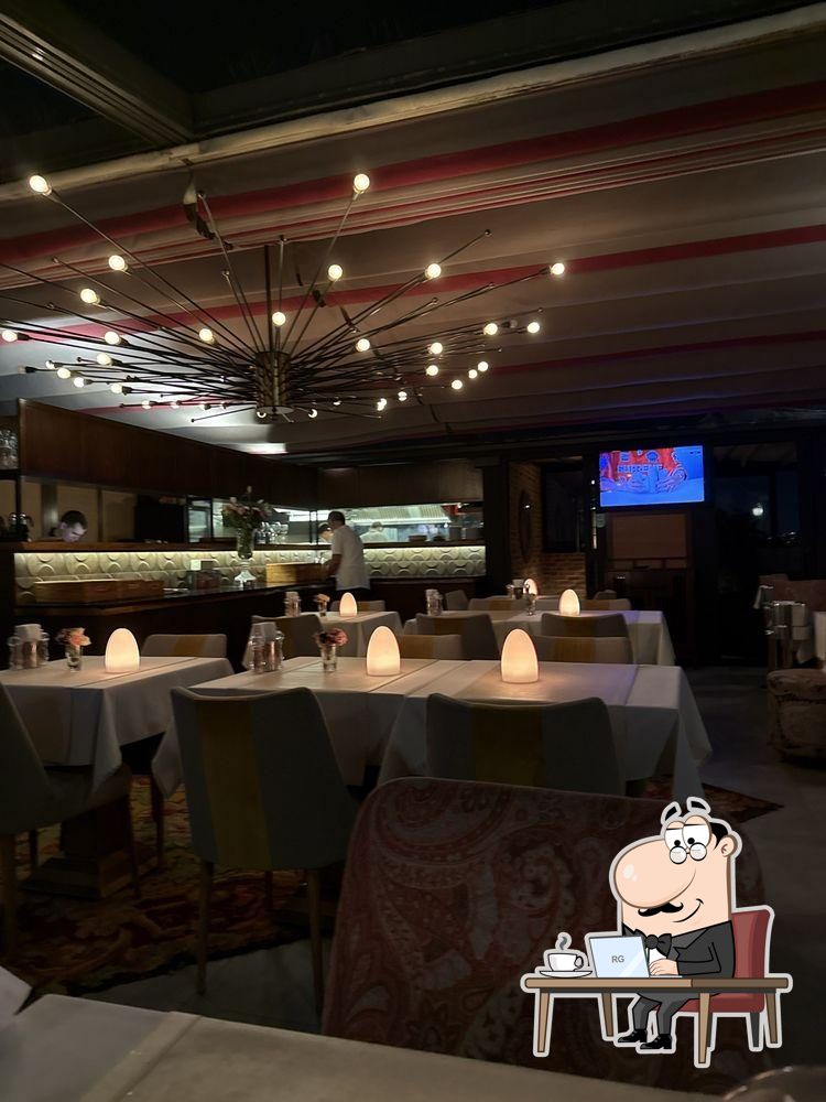 Забронируйте столик в "Tria Terrace Restaurant".