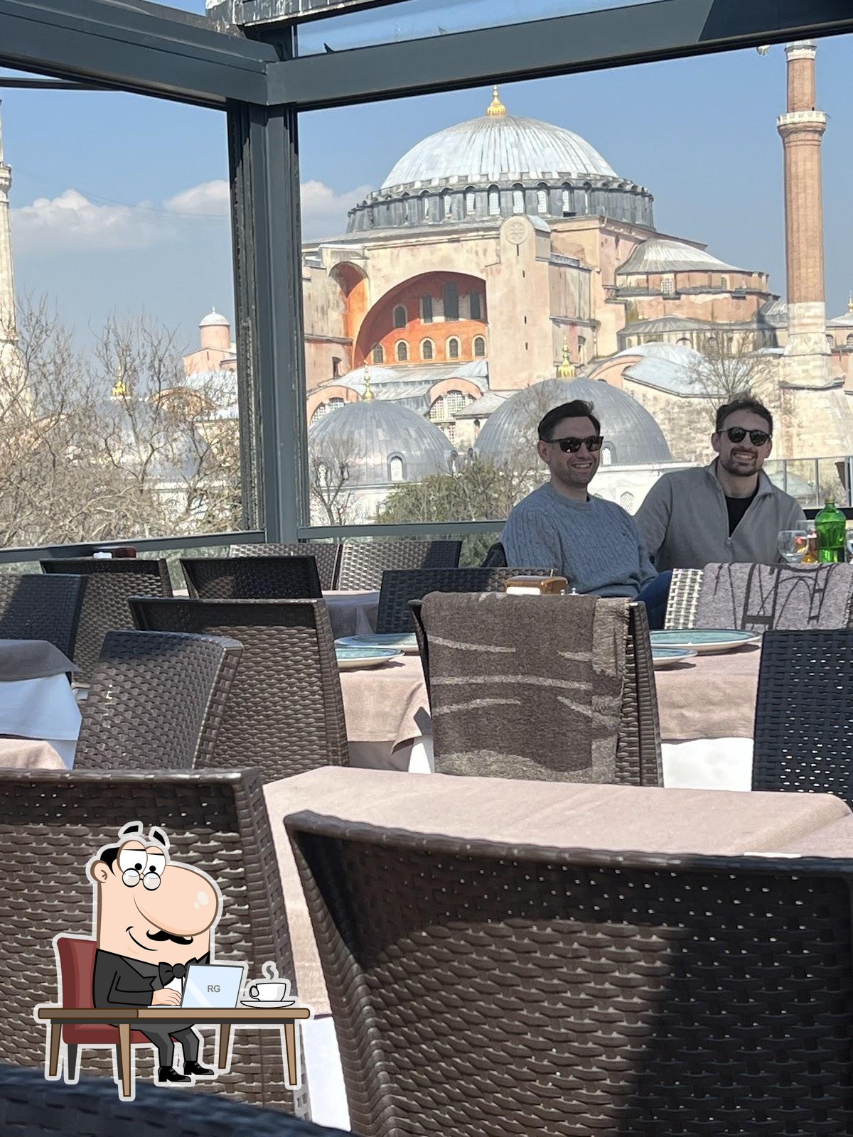 Посмотрите на внутренний интерьер "En La Luna Terrace".