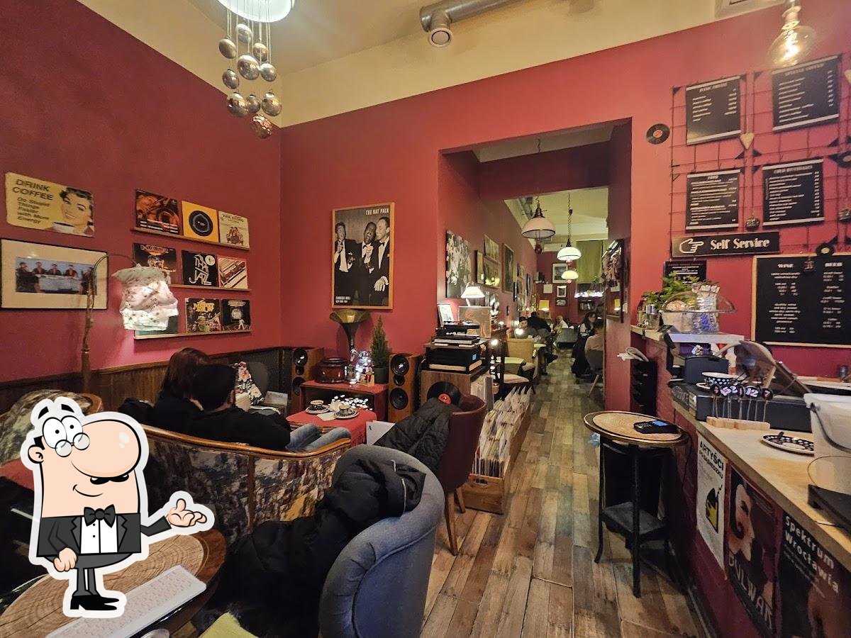 Забронируйте столик в "Vinyl Cafe".