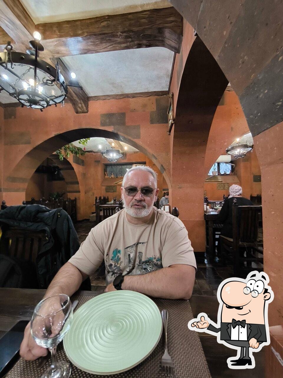 Интерьер "Dari Tavern".