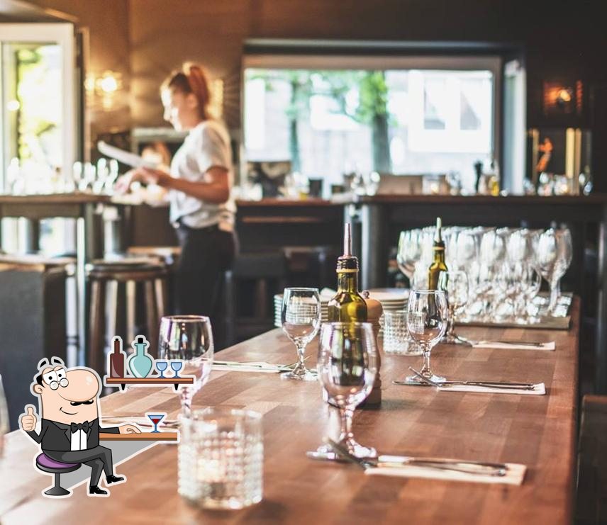 Забронируйте столик в "Oktopussy Bar & Restaurant".