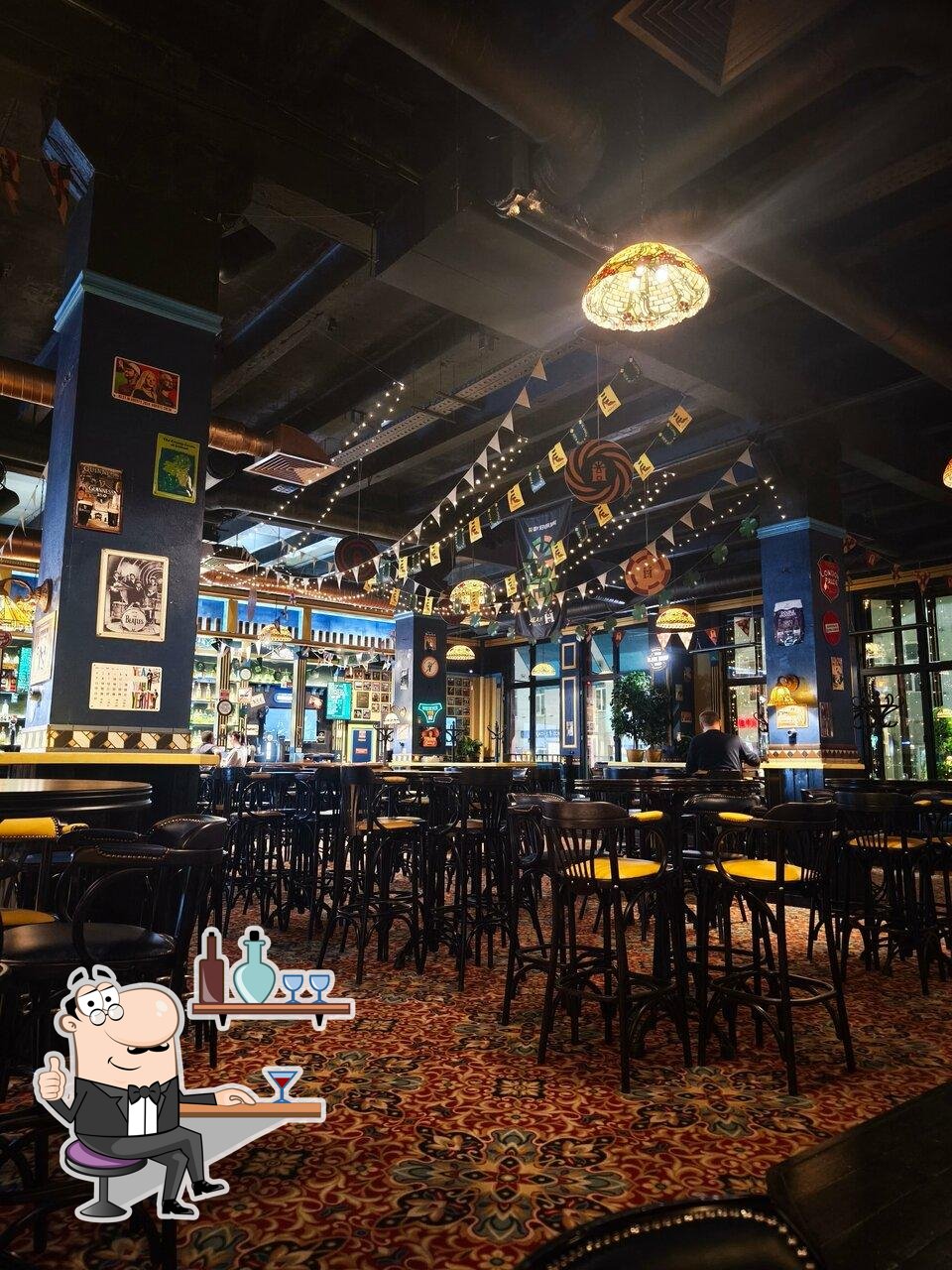 Посмотрите на внутренний интерьер "Harat’s pub".