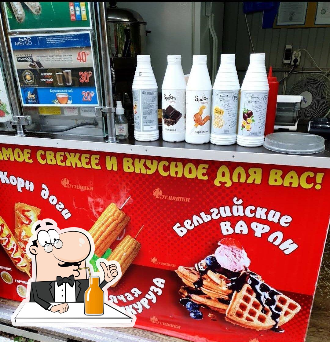 Закажите различные напитки, предлагаемые "Корндогер".
