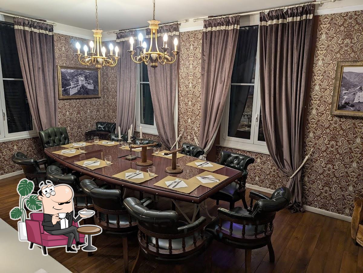 Посмотрите на внутренний интерьер "Ristorante Montallegro".